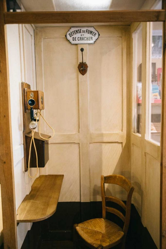 une ancienne cabine téléphonique dans le musée de jacques Tati à Sainte-sévère-sur-Indre. crédit photo : Clara Ferrand - Blog wildroad