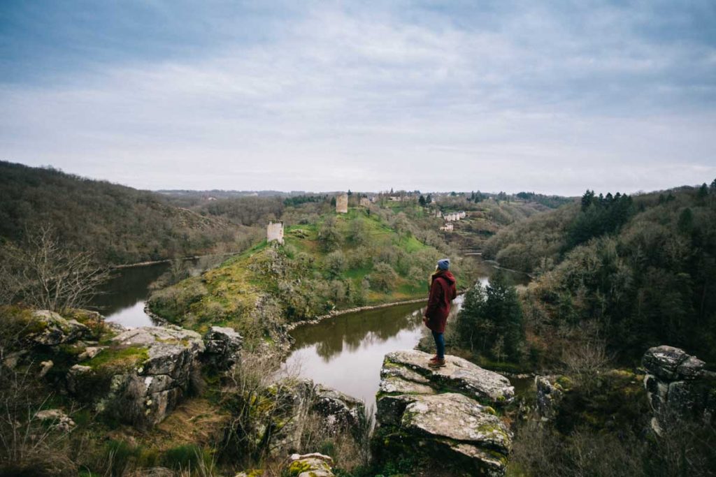 Le rocher de la Fileuse et les ruines du château de Crozant dans le Berry. crédit photo : Clara Ferrand - blog Wildroad