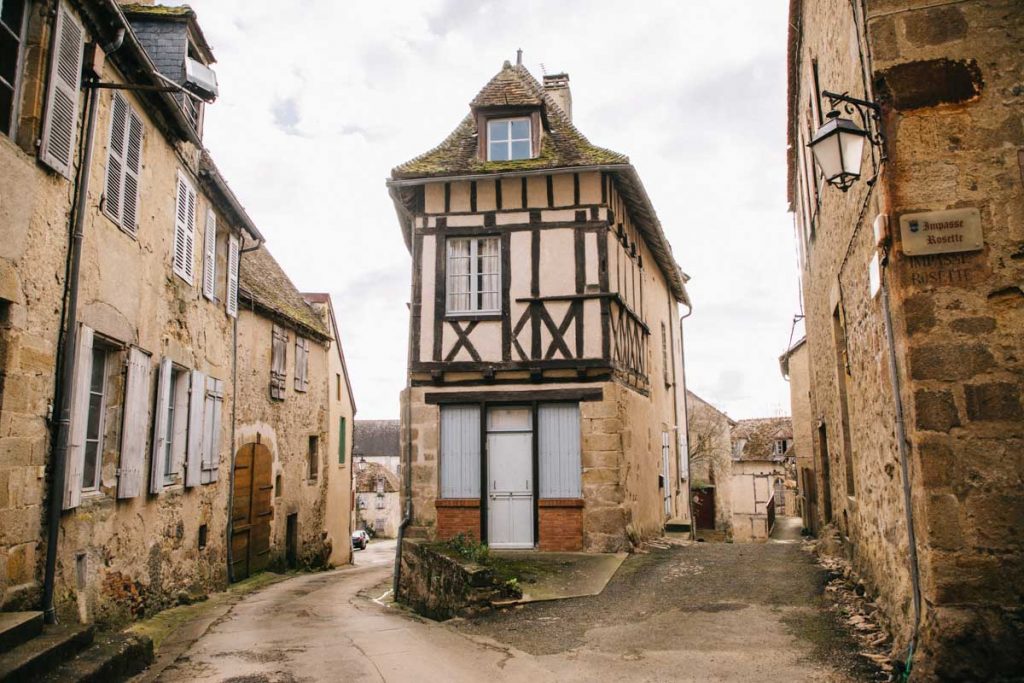 Visite l'un des plus beaux village de france dans le Berry : Saint-benoit-du-sault et ses maison à colombages. crédit photo : clara Ferrand - blog Wildroad