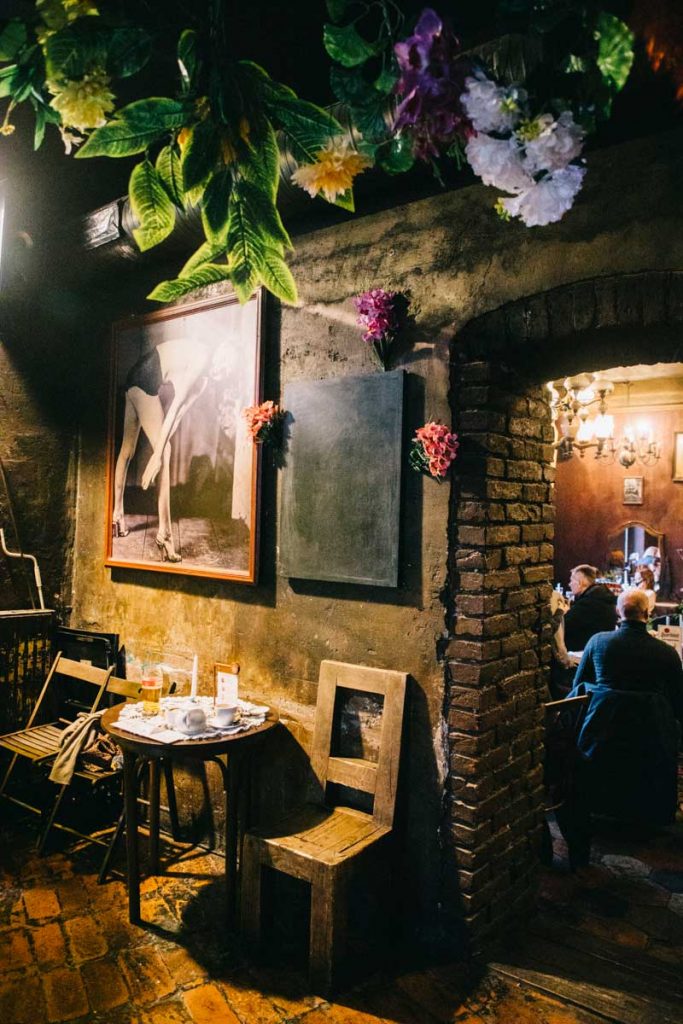 Alchemia, un restaurant atypique dans le quartier de Kazimierz. credit photo : Clara Ferrand - blog Wildroad