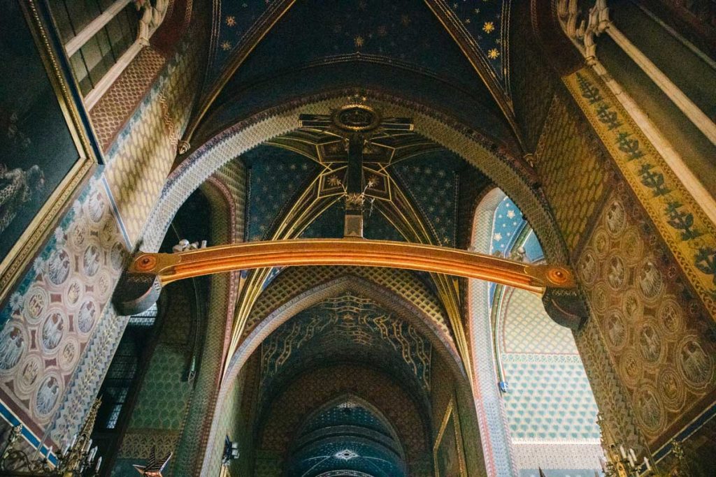 L'intérieur de la basilique des Franciscain à Cracovie. credit photo : Clara Ferrand - blog Wildroad