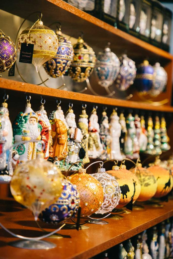 Les boules de noël sur le marcher de Noël de la place du Rynek à Cracovie. credit photo : Clara Ferrand - blog Wildroad