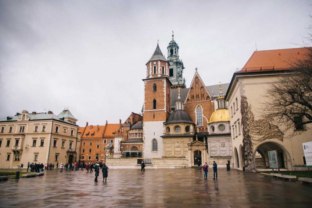 La cathédrale du chateau de Wawel avec ses différents style architecturaux. credit photo : Clara Ferrand - blog Wildroad