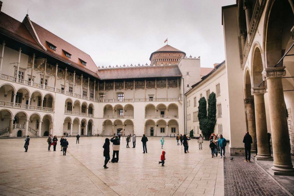 La cours intérieure du chateau de Wawel et son style architectural de la renaissance. credit photo : Clara Ferrand - blog Wildroad