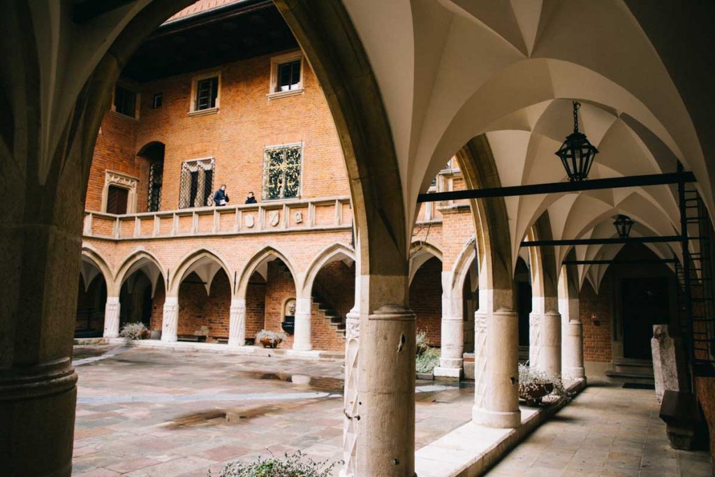 La cours intérieure de l'université où à étudier Copernic à Cracovie en Pologne. crédit photo : Clara Ferrand - blog Wildroad