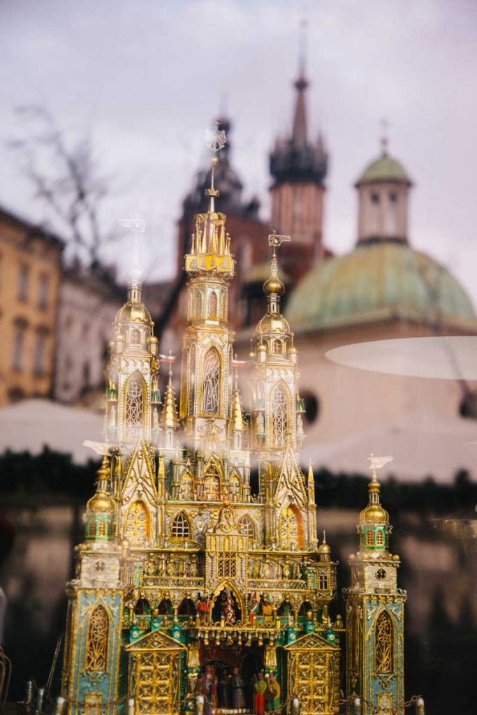 Visiter Cracovie à la période de noël : assister à l'exposition des crèches de noël du concours classé à l'UNESCO. Credit photo : Clara Ferrand - blog wildroad