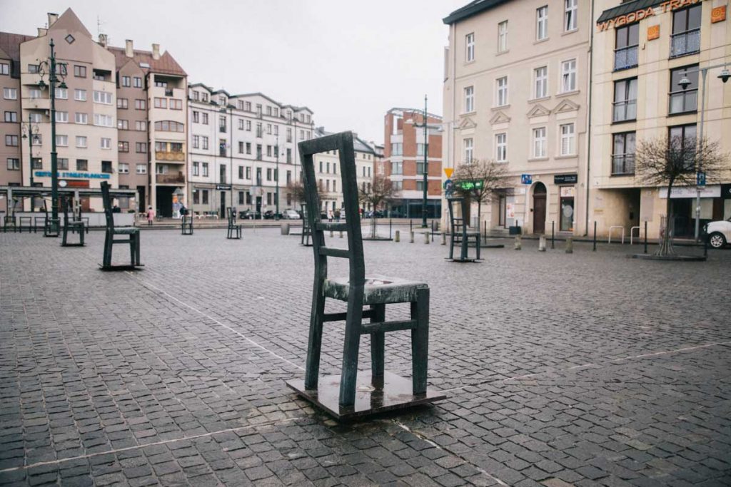 Les chaise en pétales de la place de Podgorz en mémoire des juifs déportés pendant les seconde Guerre mondiale. credit photo : Clara Ferrand - blog Wildroad