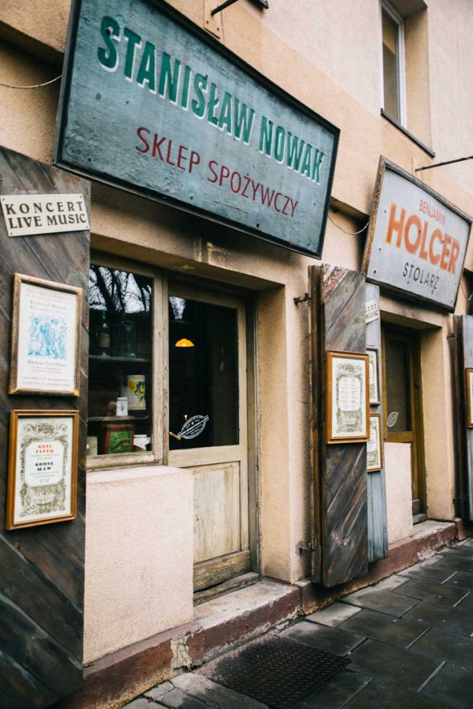 La devanture d'un restaurant dans le quartier branché de Kazimierz à Cracovie. credit photo : Clara Ferrand - blog Wildroad