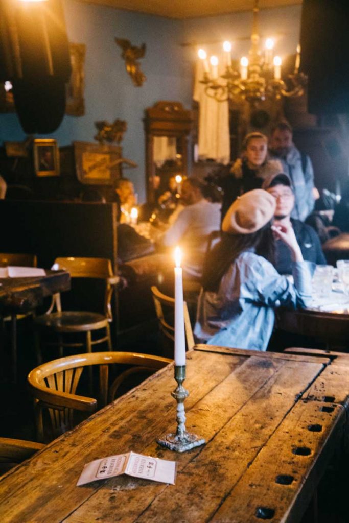 Un restaurant juif traditionnel dans le quartier de Kazimierz à Cracovie. credit photo : Clara Ferrand