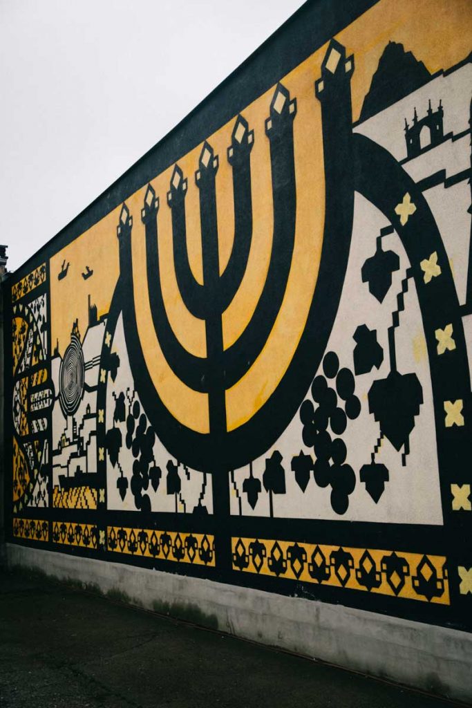 Le street art devant le musée du quartier Kazimierz à Cracovie. crédit photo : Clara Ferrand