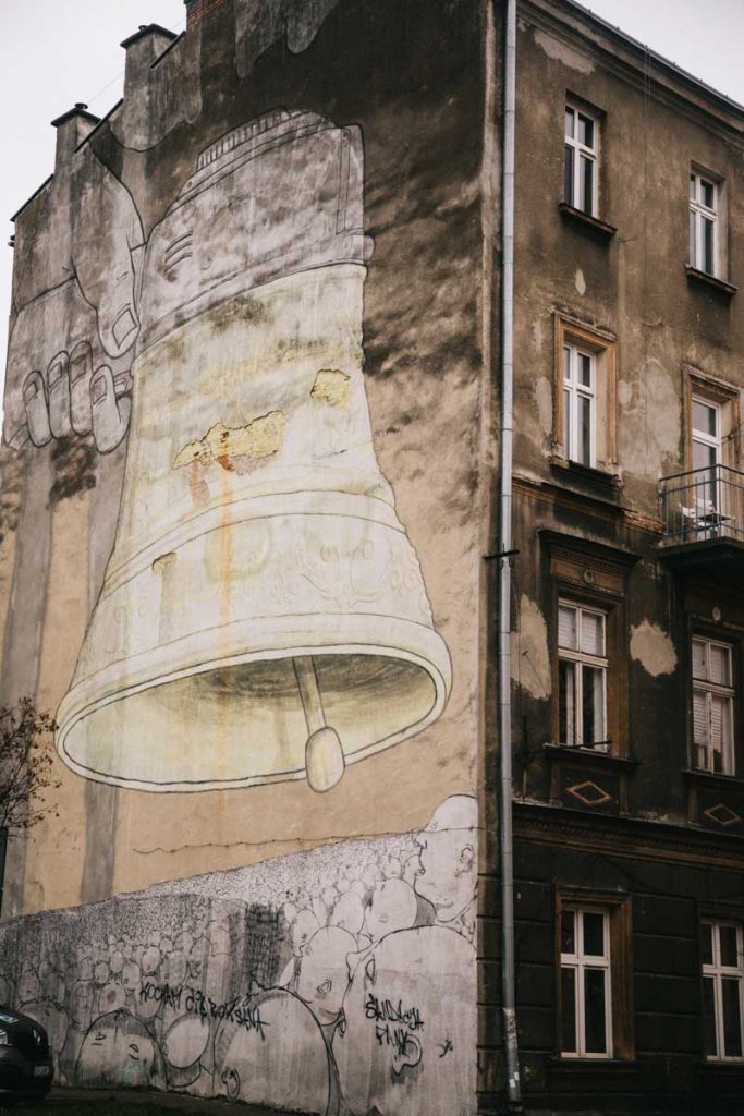 Le street art de la clock qui sonne le glas en reference à l'histoire des juifs polonais. credit photo : Clara Ferrand - blog Wildroad