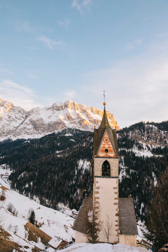 L'église de Santa Barbara au coucher du soleil de le village de La Val. crédit photo : Clara Ferrand - blog WildRoad