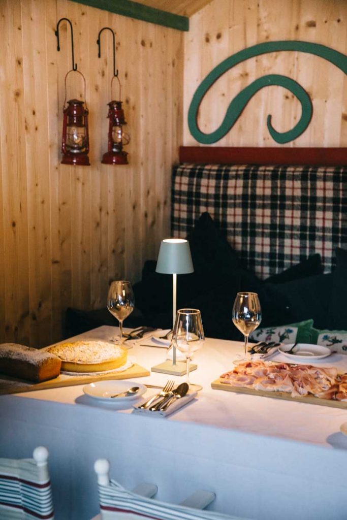 Petit déjeuner dans un hutte au milieu des Dolomites dans les South Tirol. Crédit photo : Clara Ferrand