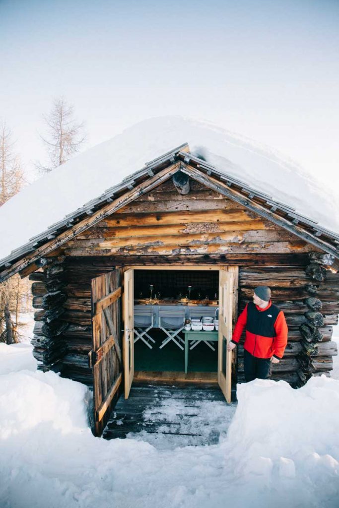 Faire une expérience incroyable dans un hutte traditionnelle au milieu des Dolomites en Italie. crédit photo : Clara Ferrand