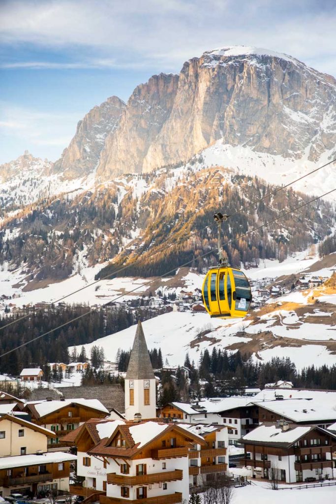 La ville de Corvara aux pieds des Dolomites italiennes. crédit photo : Clara Ferrand