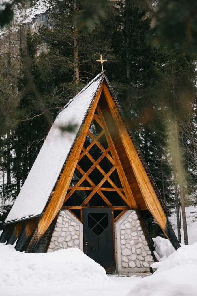 une petite église en bois à Alta Badia, dans le south Tirol. crédit photo : Clara Ferrand -blog wildroad