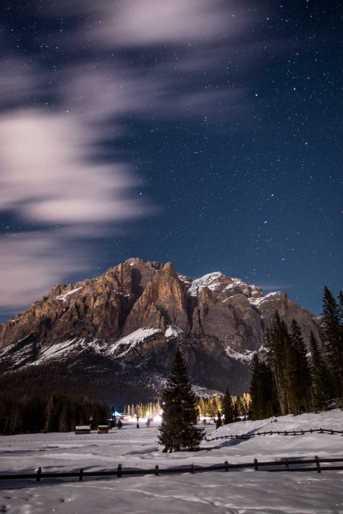 Randonnée nocturne avec des torche dans les Dolomites en hiver. credit photo : Clara Ferrand