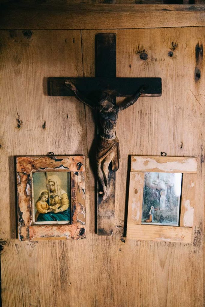 Icones religieuse dans une maison traditionnelle de Corvara. credit photo : Clara Ferrand