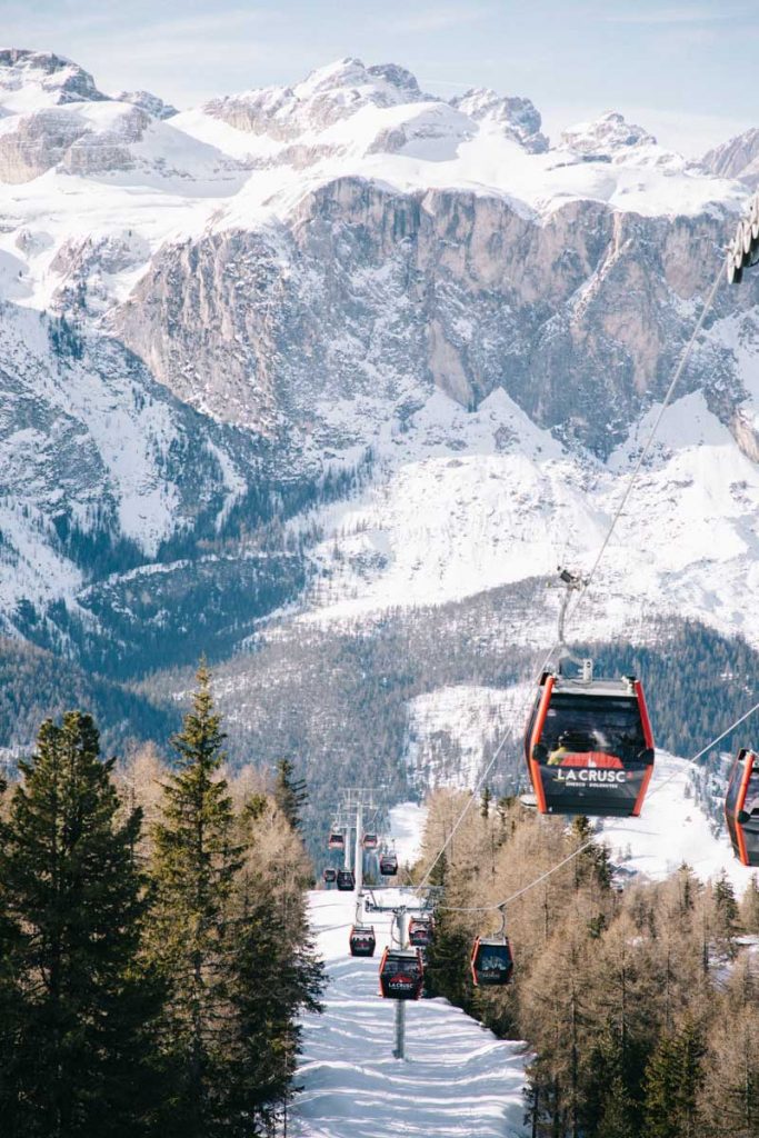 Le téléphérique de Crusc dans les Dolomites pour accéder à l'église de Santa Corce. crédit photo : Clara Ferrand