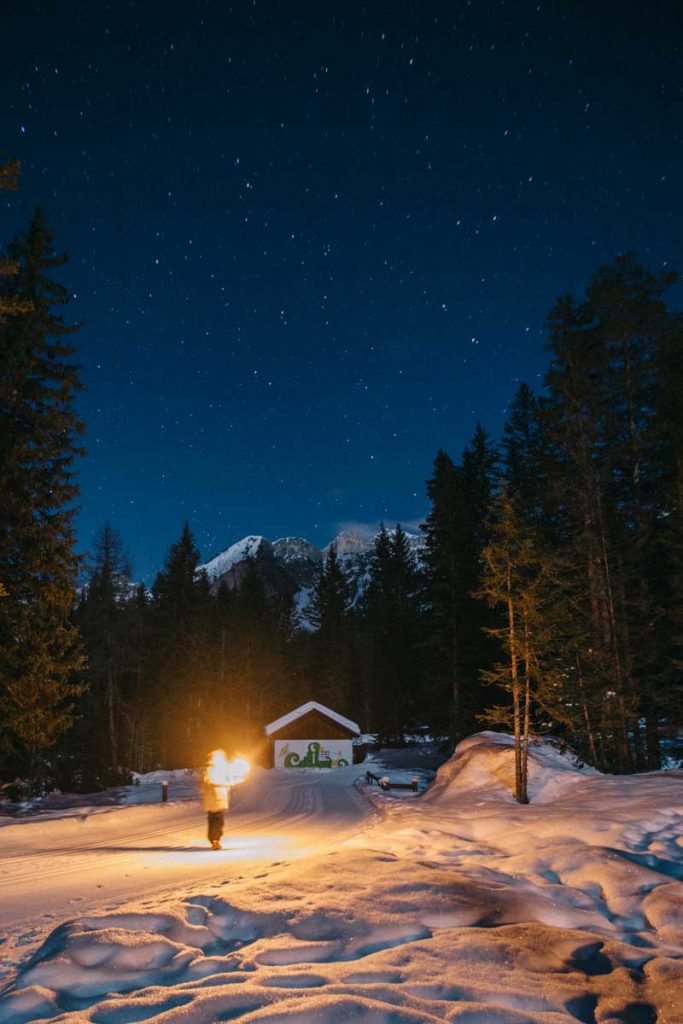 Randonnée nocturne dans les Dolomites avec des torches, une activité insolites à faire. credit photo : Clara Ferrand - blog Wildroad