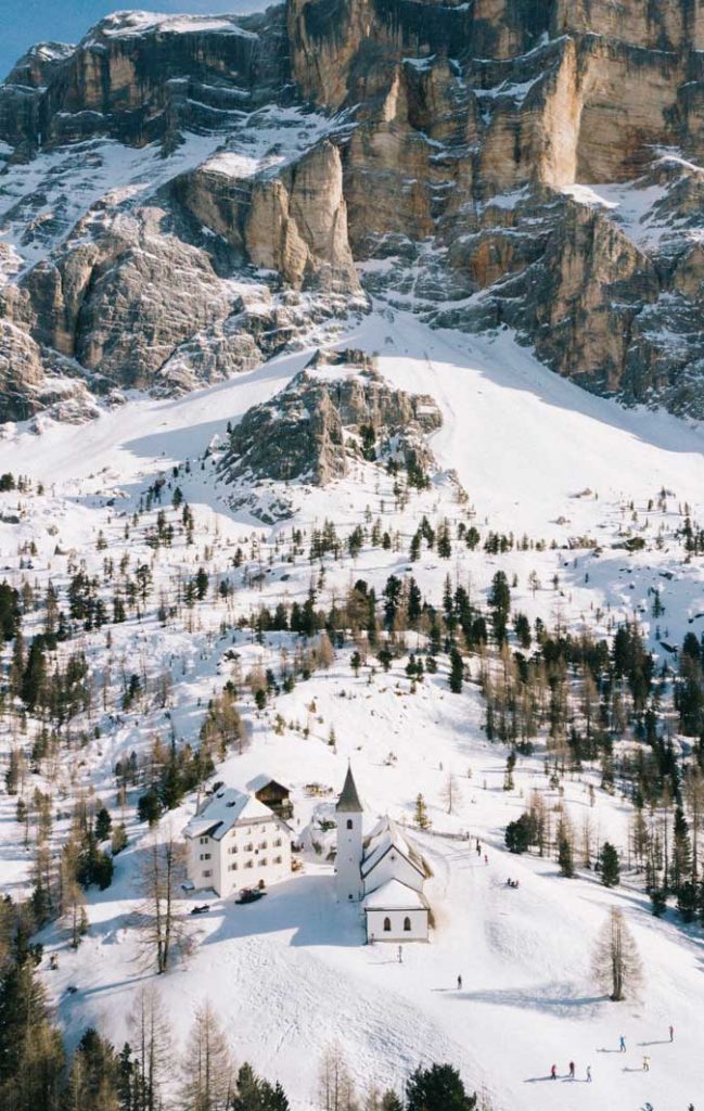 L'église et le refuge de Santa corse à la Crusc dans la vallée d'Alta Badia. crédit photo : Clara Ferrand