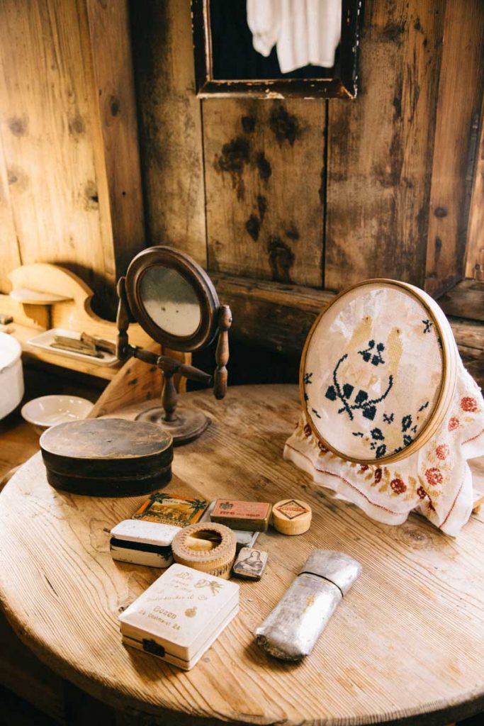Intérieur d'une maison traditionnelles dans le village de Corvara. credit photo : Clara Ferrand - Wildroad