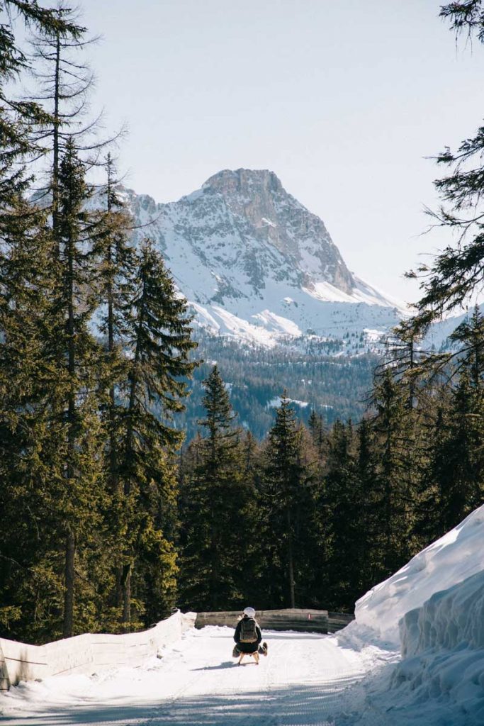 Descendre Piz Sorega en luge autrichienne, une activité amusante à faire en hiver dans les Dolomites. Crédit photo : Clara Ferrand