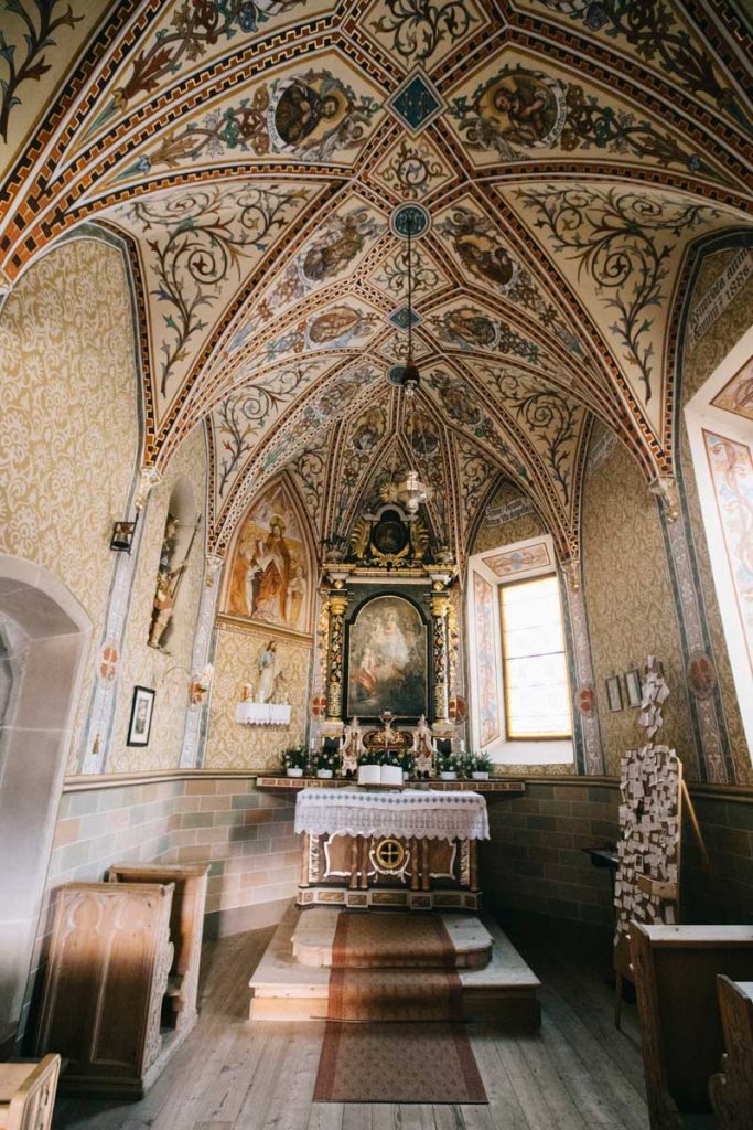 L'intérieur de l'église de Santa Barbara à La val dans la vallée d'Alta Badia. credit photo : Clara Ferrand - blog Wildroad