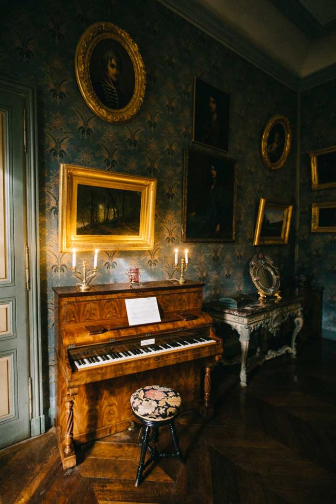 La pièce aux portraits dans le domaine de George Sand dans le allée Noire dans le Berry. crédit photo : Clara Ferrand - blog Wildroad