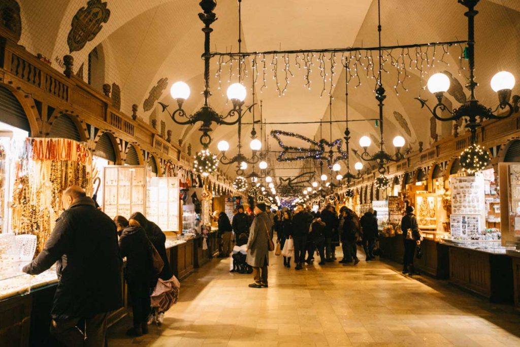 À l'intérieur de la Hall aux draps de Cracovie, sur la place du Rynek. credit phto : Clara Ferrand