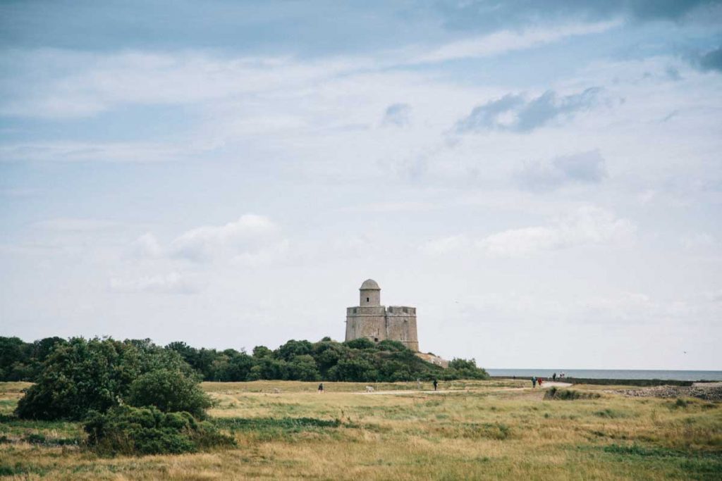 Se rendre à pied sur l'île de tatihou dans le Cotentin. crédit photo : Clara Ferrand - blog wildroad