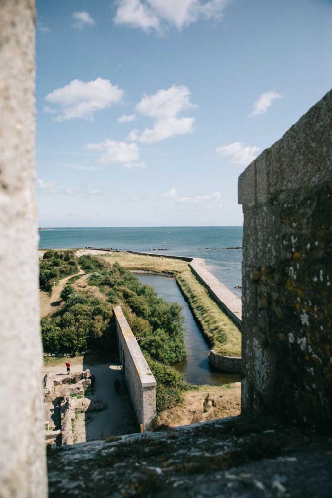 Les douve du fort de Vauban à Tatihou en normandie. crédit photo : Clara Ferrand - blog Wildroad