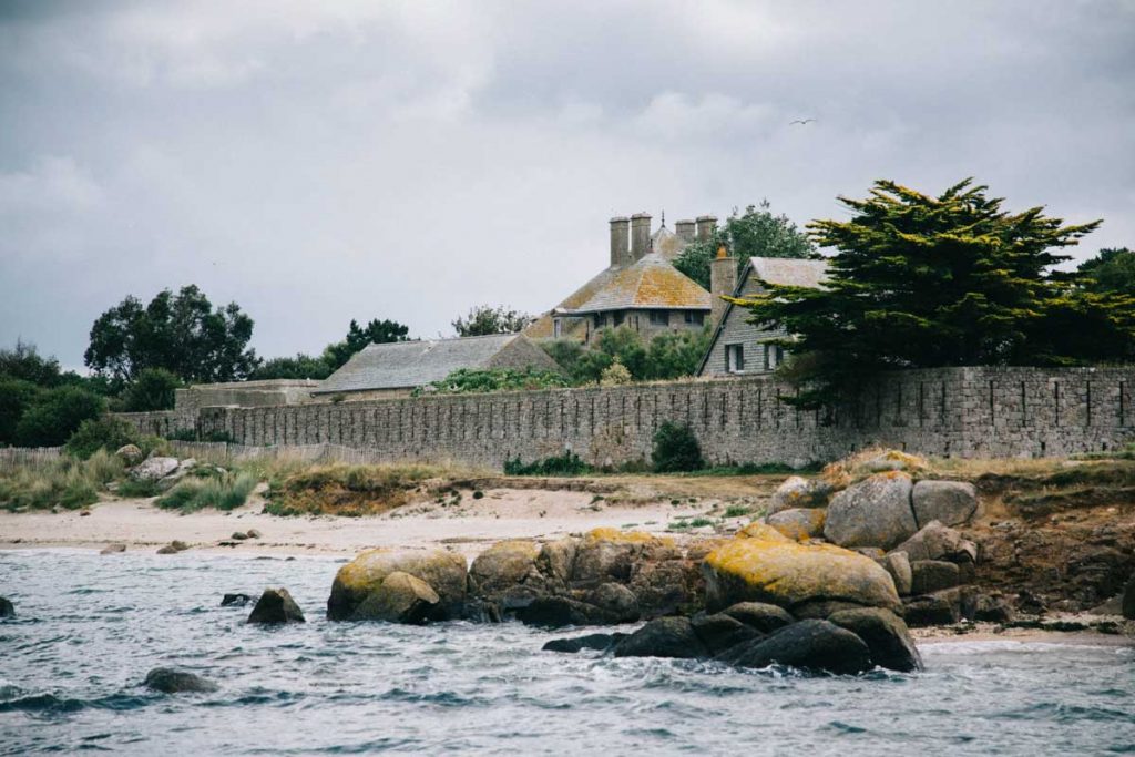 Le Lazaret de tatihou et ses rempart vue de l'extérieur. crédit photo : Clara Ferrand - blog Wildroad