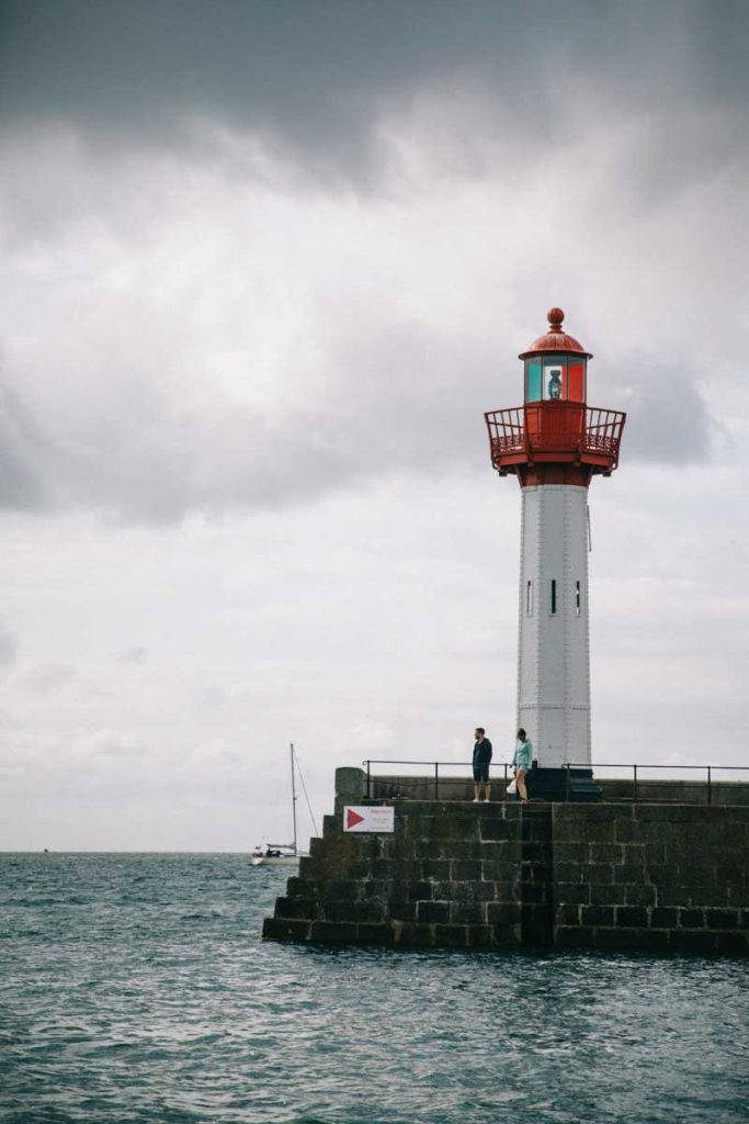 Le phare du port de Saint-Vasst-la-Hougue en Normandie