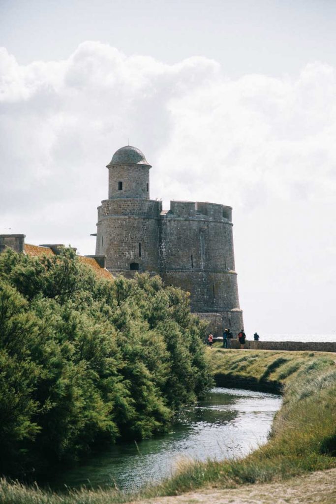 Le fort de Vauban et sa tour sur l'île de Tatihou. crédit photo : Clara Ferrand