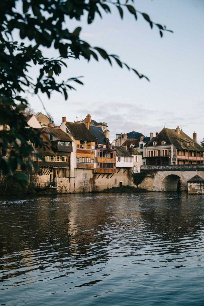 Les maisons colorés à galerie dans le village d'argentin-sur-Creuse dans le Berry. crédit photo : Clara Ferrand - blog Wildroad