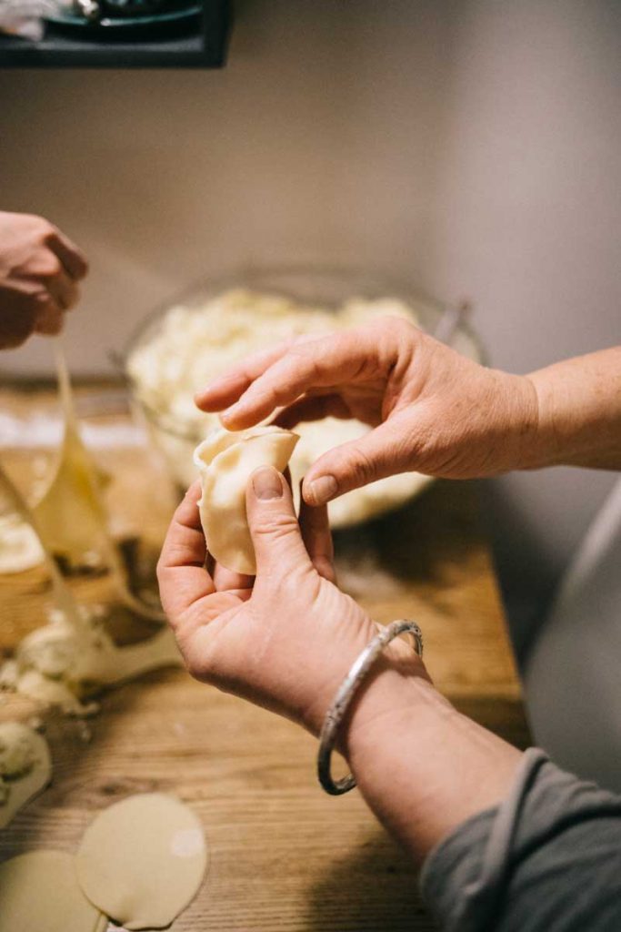 Préparation de pierogi maison pour le repas du réveillon de Noël à Cracovie. crédit photo : Clara Ferrand