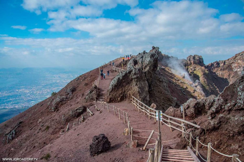 Conseils pour visiter le Vésuve à Naple, l'un des volcans actif d'Europe. crédit photo : JD Roadtrip