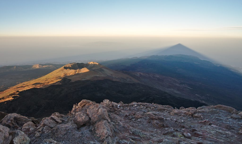 Lever de soleil depuis le sommet du volcan Tiede sur l'île de Ténérife. crédit photo : Novo Monde
