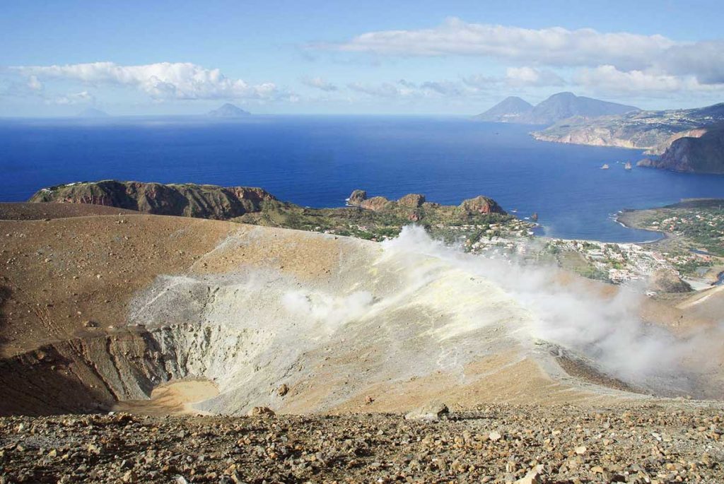 Visiter vulcanologie, un volcan sur les île Éolienne en Sicile. crédit photo : Voyager en photo