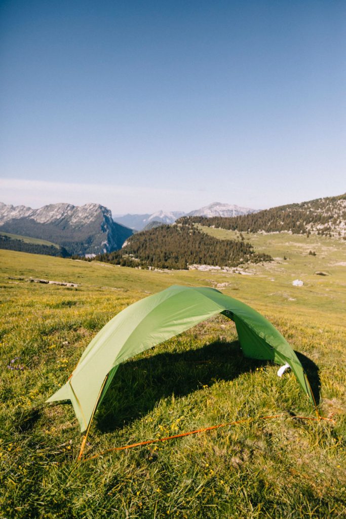 L'abris construit avec la toile de tente de la Qaou. crédit photo : Clara Ferrand - blog Wildroad #hikin,g #bivouac #rando #france