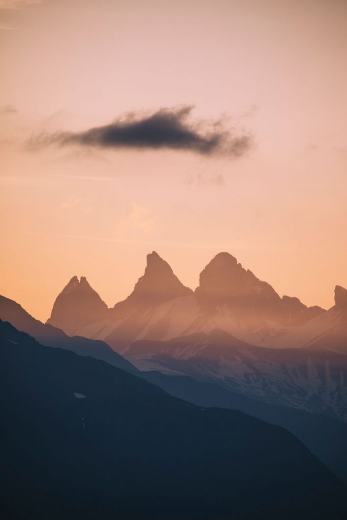 les aiguilles d'Arves au lever du soleil depuis le plateau des lacs dans les Écrins. crédit photo : Clara Ferrand - blog Wildroad