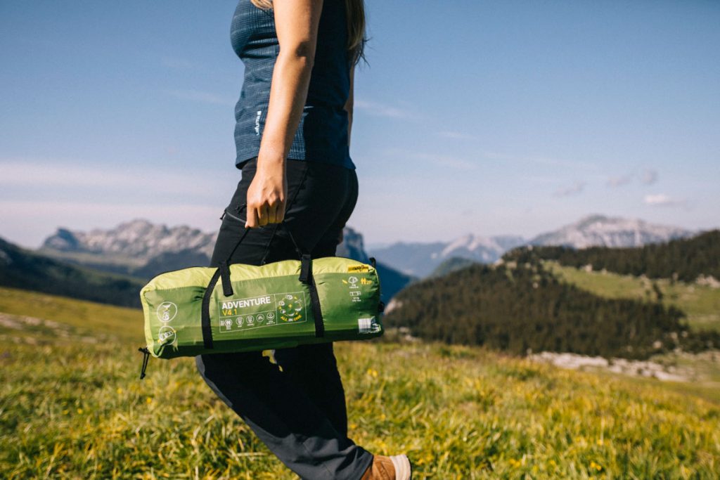 Transporter sa tente en trek dans le massif de la Chartreuse. crédit photo : Clara Ferrand - blog Wildroad