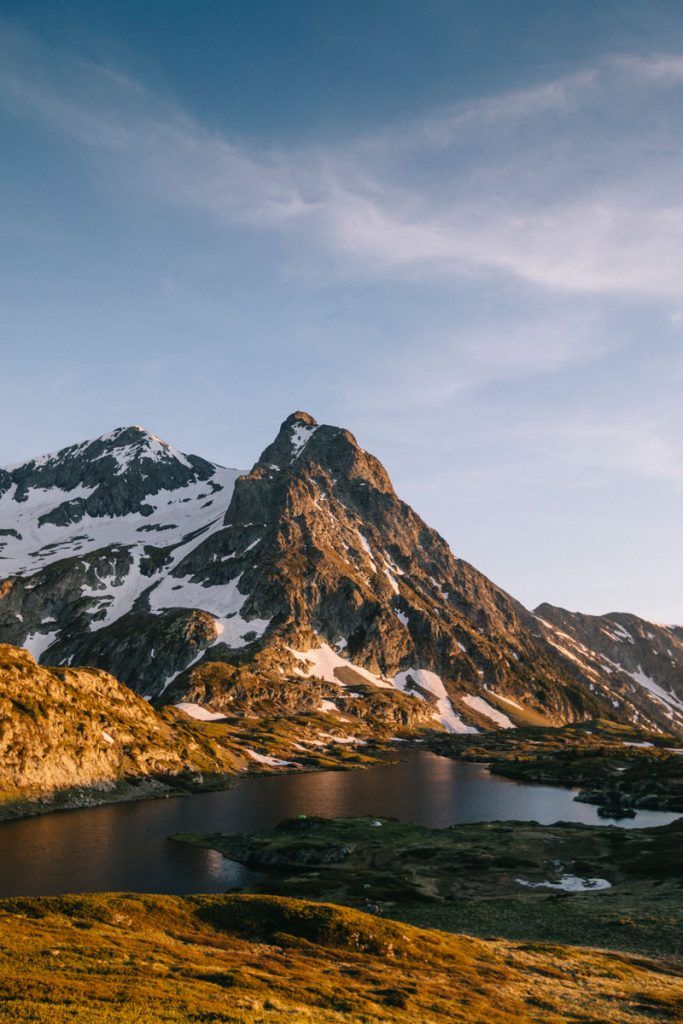 Randonnée et bivouac en France dans les Alpes. le massif du Taillefer et le plateau des lacs est l'endroit idéal. crédit photo : Clara Ferrand - blog Wildroad