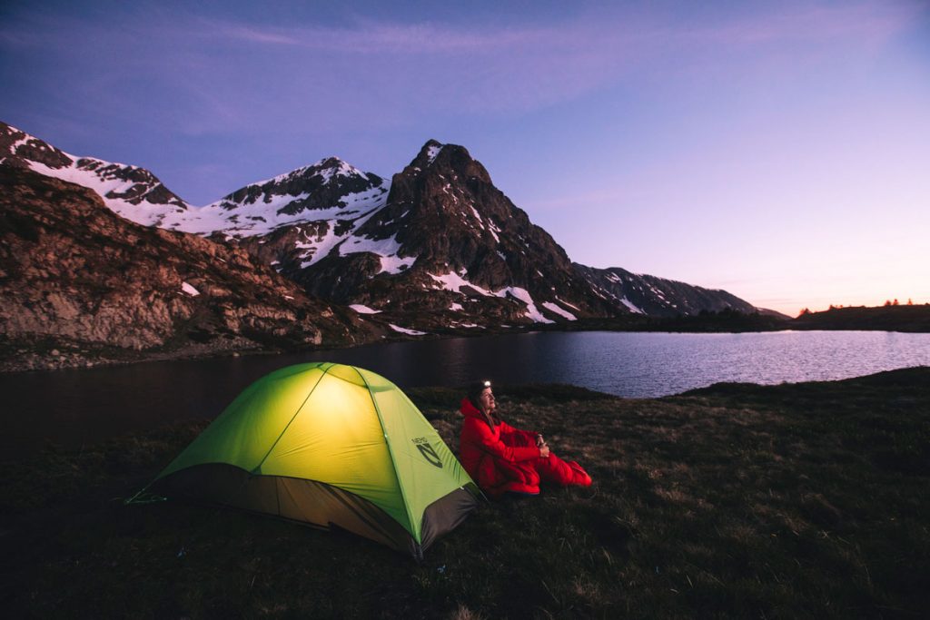 Bivouac dans le massif des Écrins sur le plateau des lac au pied du Taillefer. crédit photo : Clara Ferrand 
