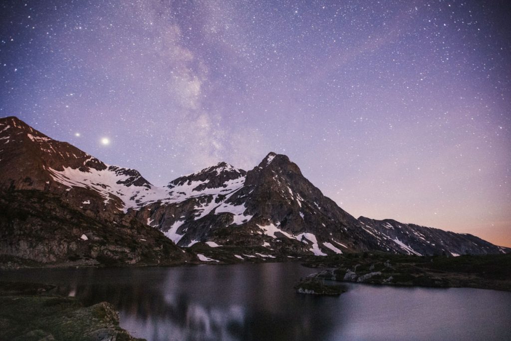 Vois lactée dans les Alpes dans le massif des Écrins. Ici le sommet du Taillefer et le lac fourchu. crédit photo : Clara Ferrand - blog Wildroad
