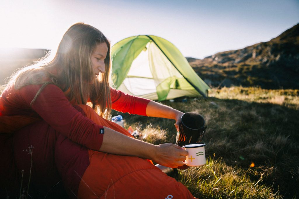 Préparation du petit déjeuner en bivouac dans les Alpes. crédit photo : Clara Ferrand - blog Wildroad