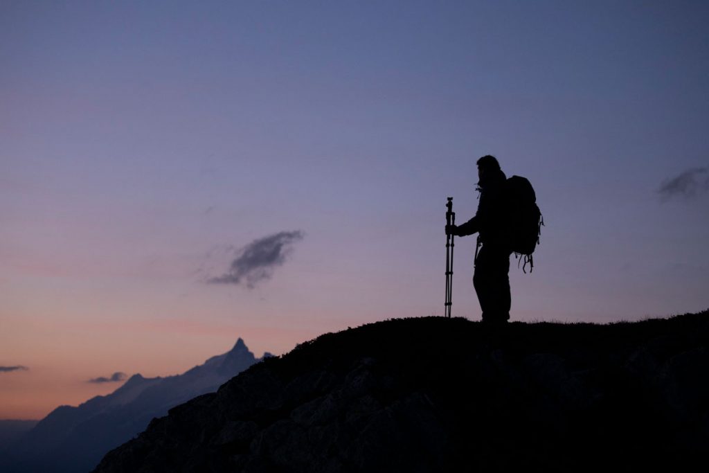 Benjamin, le photographe à le recherche des premières lueurs du soleil. crédit photo : Clara Ferrand - blog Wildroad