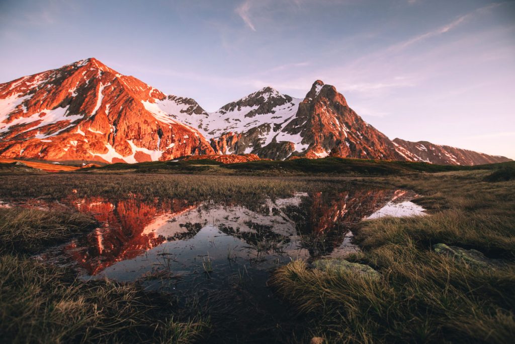 Les reflets de la fin détournée dans les lacs du plateau des lacs au massif du Tauillefer en france. crédit photo : Clara Ferrand - blog Wildroad