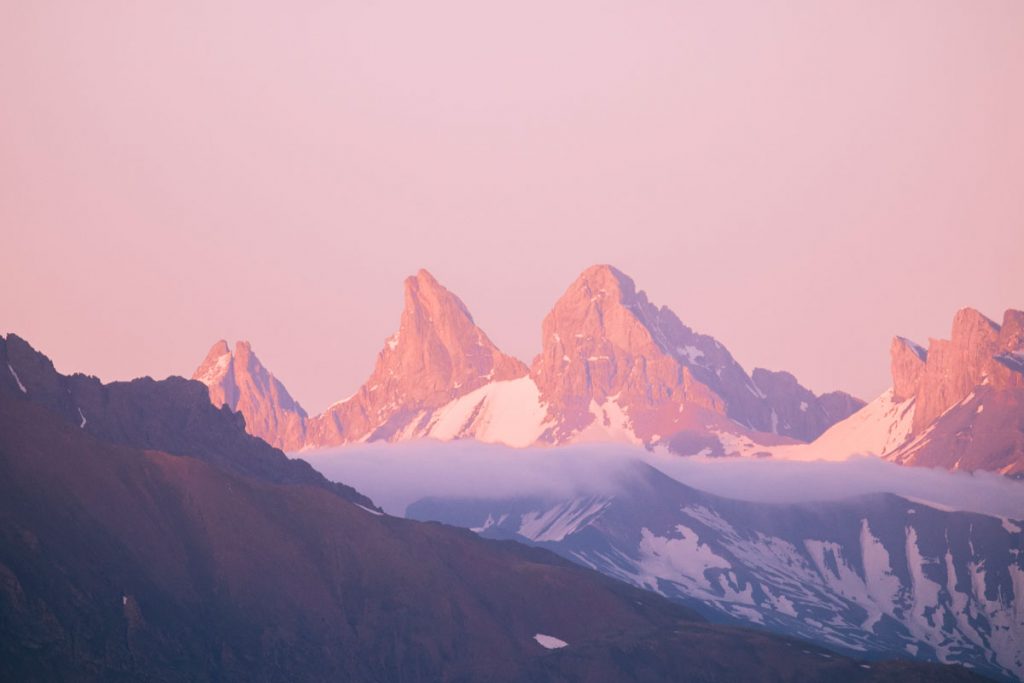 Coucher de soleil sur les Aiguilles d'Arves depuis les Écrins. crédit photo : clara Ferrand - blog Wildroad